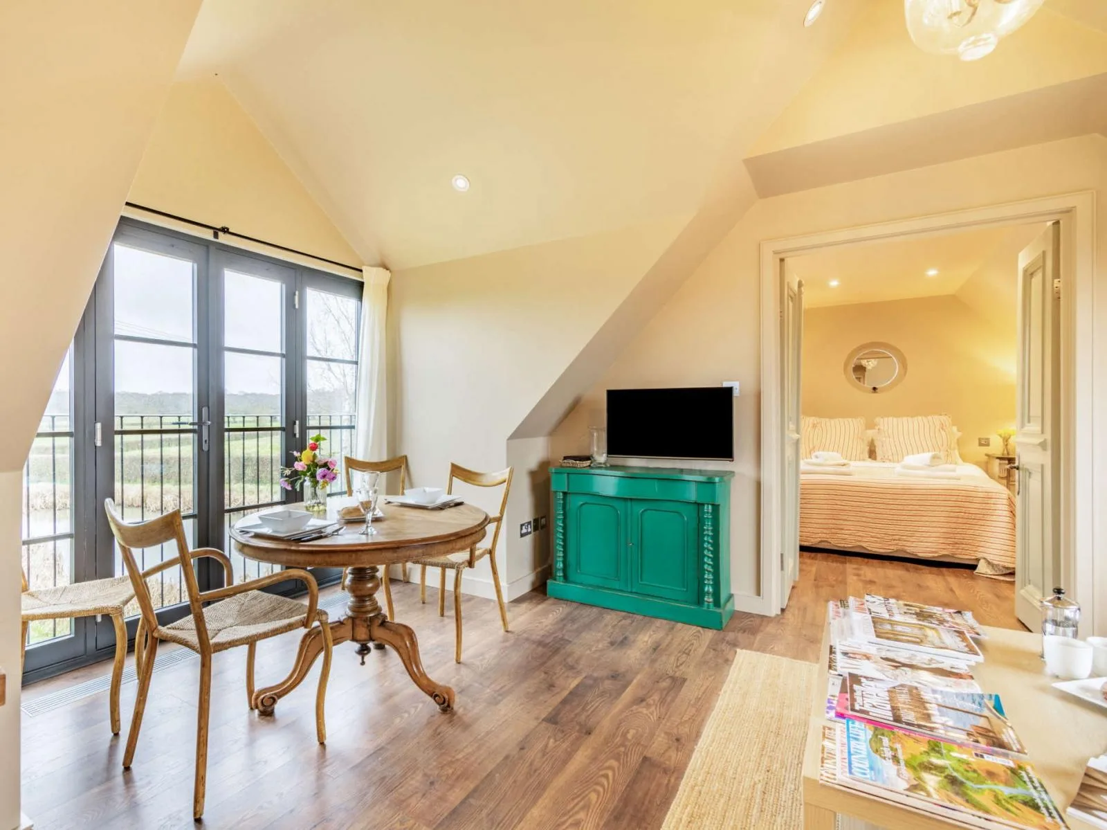 Lakehouse Apartment 3