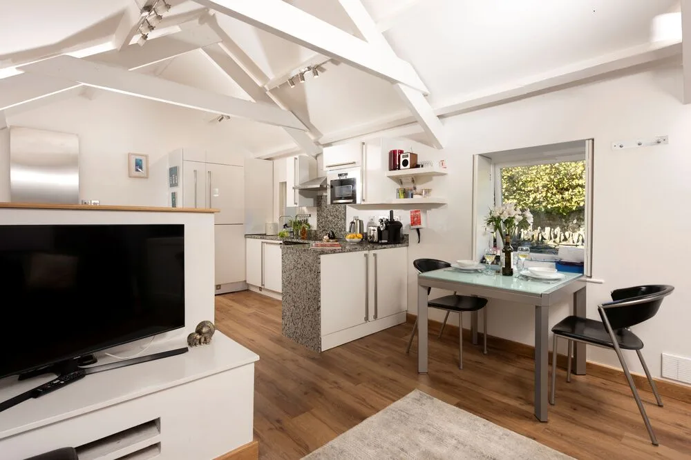 spice lounge lookig towards the kitchen