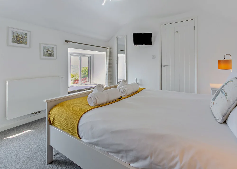 tamarview-cottage-TamarCottage-11-Bedroom1–Master-12420