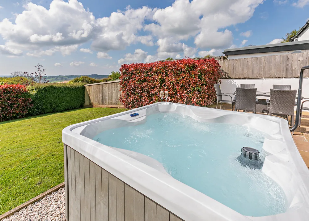 tamarview-cottage-TamarCottage-5-Exterior-hottub-12420