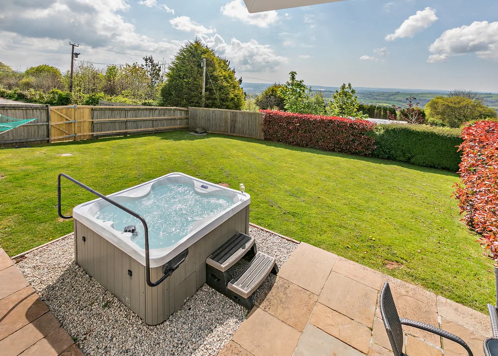 tamarview-cottage-TamarCottage-6-Exterior-hottub-12420