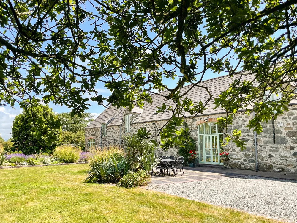 ysgubor-degwm-Exterior-Welsh-Oak