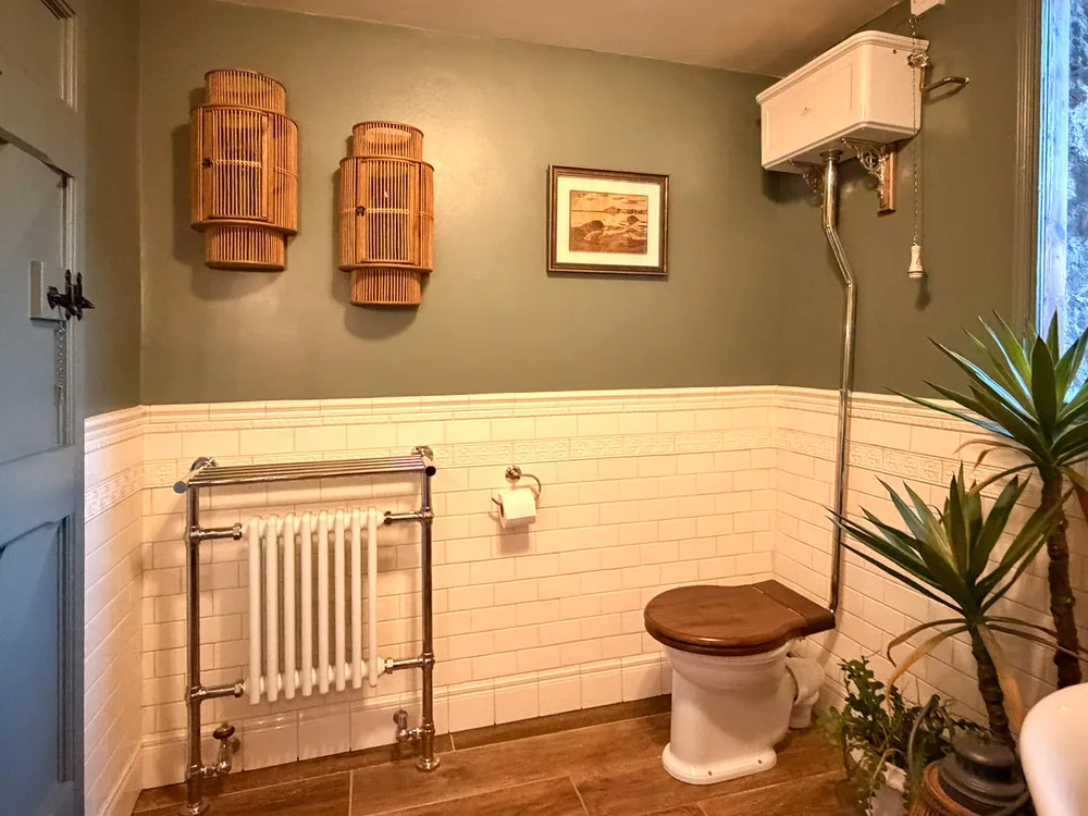 ysgubor-degwm-family-bathroom-traditional-toilet