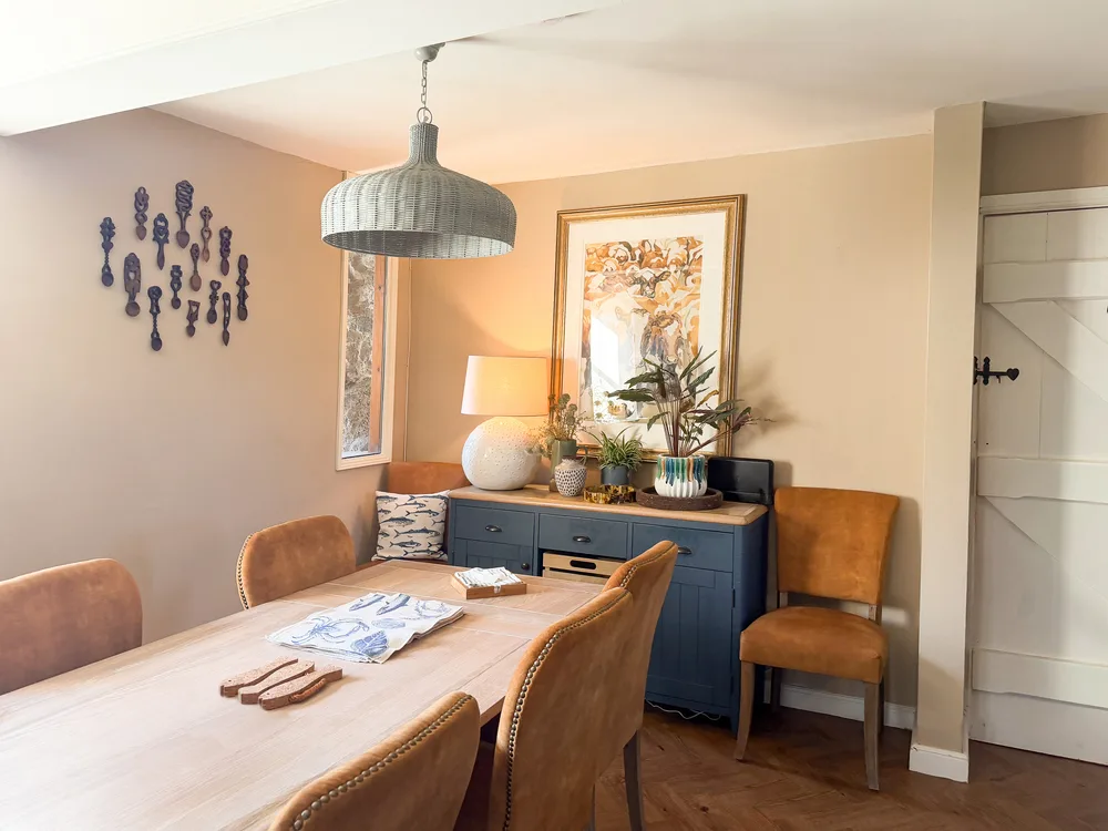 ysgubor-degwm-kitchen-breakfast-table