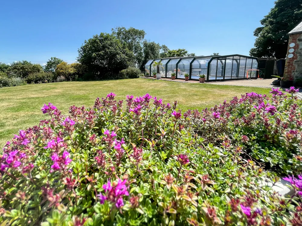 ysgubor-degwm-lawn-pool