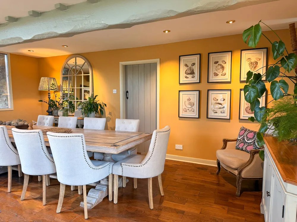 ysgubor-degwm-spacious-vaulted-lounge-dining-table