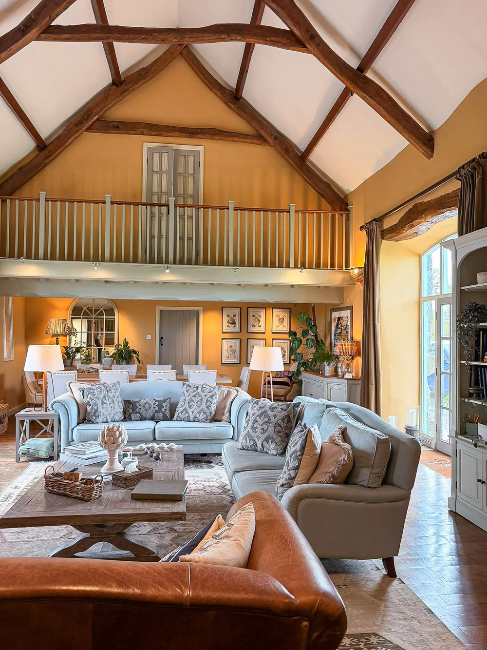 ysgubor-degwm-vaulted-lounge-exposed-oak-beams